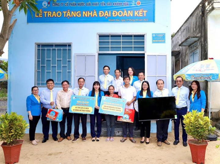 Yến sào Khánh Hòa ủng hộ 1,4 tỷ đồng cho quỹ “Vì người nghèo” Khánh Hoà - 1