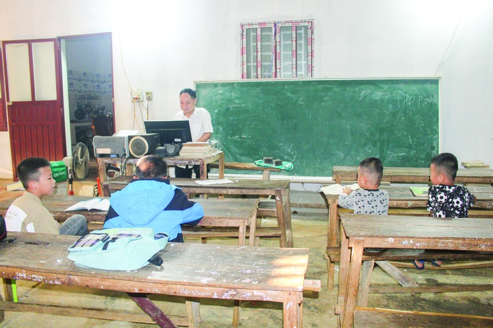 Thương học trò nghèo, thầy giáo mở lớp dạy miễn phí - 1 Thương học trò nghèo, thầy giáo mở lớp dạy miễn phí - 1