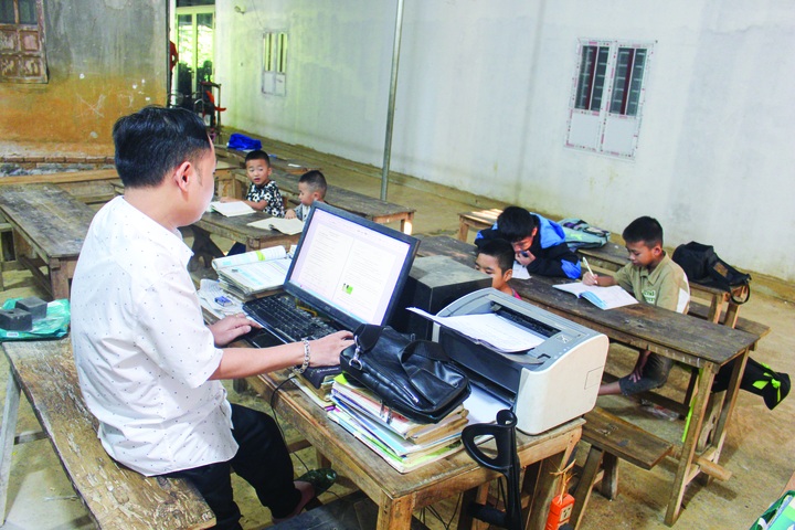 Thương học trò nghèo, thầy giáo mở lớp dạy miễn phí - 2 Thương học trò nghèo, thầy giáo mở lớp dạy miễn phí - 2