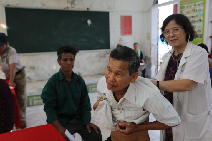 Gần 800 người cao tuổi, người có công được khám sức khỏe miễn phí - 7