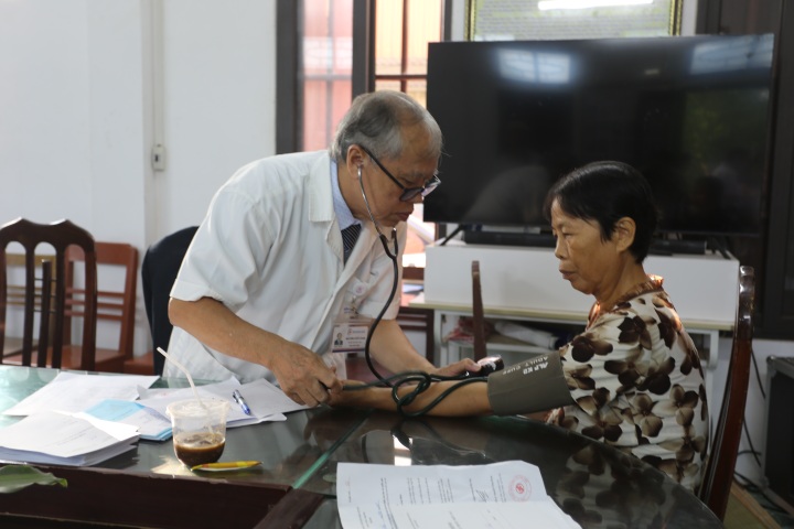 Gần 800 người cao tuổi, người có công được khám sức khỏe miễn phí - 3