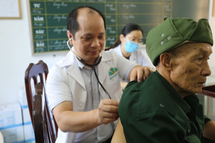 Gần 800 người cao tuổi, người có công được khám sức khỏe miễn phí - 4