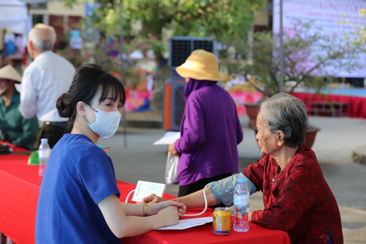 Gần 800 người cao tuổi, người có công được khám sức khỏe miễn phí - 10