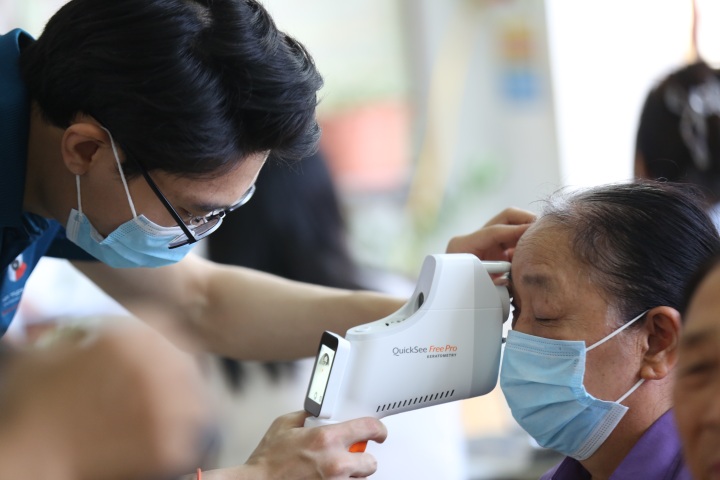 Gần 800 người cao tuổi, người có công được khám sức khỏe miễn phí - 6