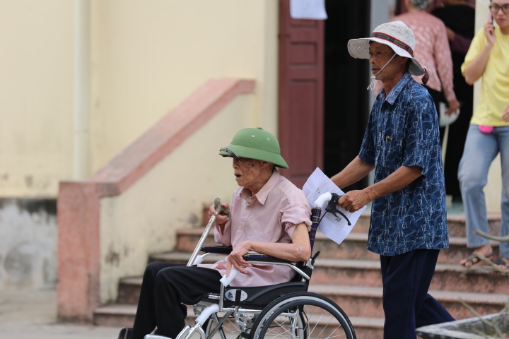 Gần 800 người cao tuổi, người có công được khám sức khỏe miễn phí - 1