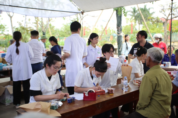 Gần 800 người cao tuổi, người có công được khám sức khỏe miễn phí - 9