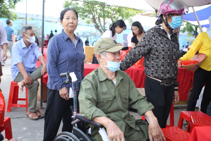 Gần 800 người cao tuổi, người có công được khám sức khỏe miễn phí - 8