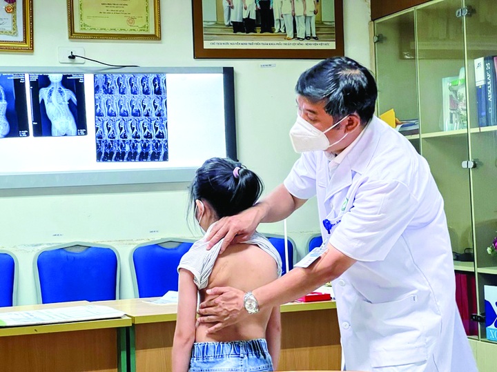 Bác sĩ cảnh báo trẻ bị cong cột sống hình chữ C, S vì nhiều thói quen - 1