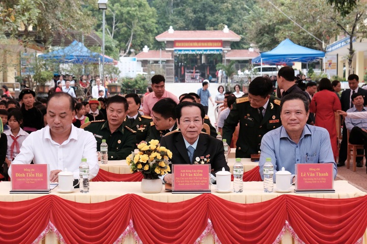 Giúp trẻ em đồng bào dân tộc thiểu số bám trường, bám lớp - 1 Giúp trẻ em đồng bào dân tộc thiểu số bám trường, bám lớp - 1