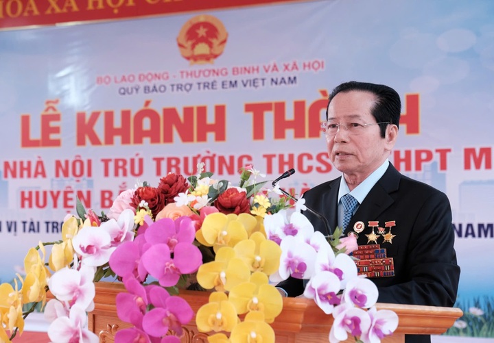 Giúp trẻ em đồng bào dân tộc thiểu số bám trường, bám lớp - 5 Giúp trẻ em đồng bào dân tộc thiểu số bám trường, bám lớp - 5