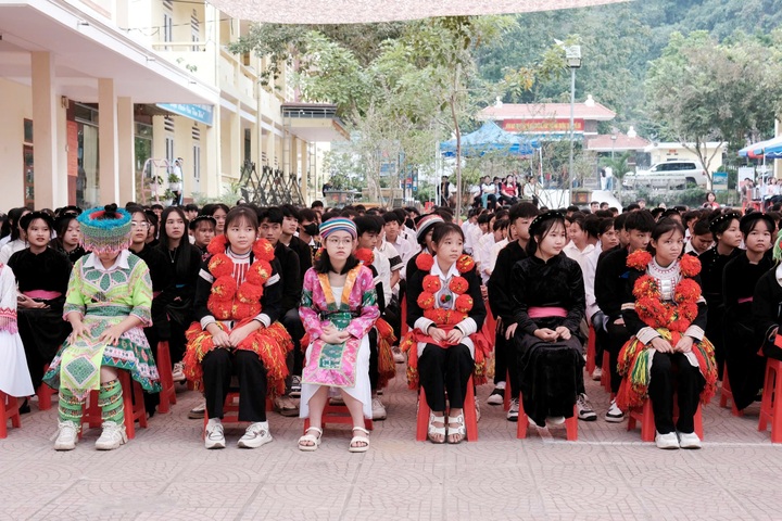 Giúp trẻ em đồng bào dân tộc thiểu số bám trường, bám lớp - 4 Giúp trẻ em đồng bào dân tộc thiểu số bám trường, bám lớp - 4