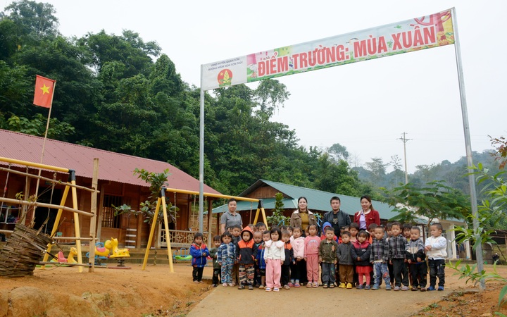 Dành tình yêu và tuổi trẻ gieo chữ ở Mùa Xuân - 2 Dành tình yêu và tuổi trẻ gieo chữ ở Mùa Xuân - 2