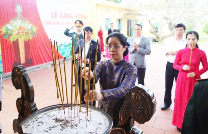 Dâng hương các liệt sĩ nhân kỷ niệm 120 năm thành lập tỉnh Đắk Lắk - 3 Dâng hương các liệt sĩ nhân kỷ niệm 120 năm thành lập tỉnh Đắk Lắk - 3