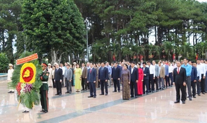Dâng hương các liệt sĩ nhân kỷ niệm 120 năm thành lập tỉnh Đắk Lắk - 1 Dâng hương các liệt sĩ nhân kỷ niệm 120 năm thành lập tỉnh Đắk Lắk - 1
