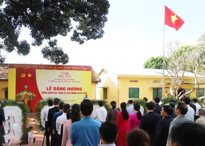 Dâng hương các liệt sĩ nhân kỷ niệm 120 năm thành lập tỉnh Đắk Lắk - 2 Dâng hương các liệt sĩ nhân kỷ niệm 120 năm thành lập tỉnh Đắk Lắk - 2