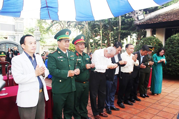 Tưởng niệm các chiến sĩ Nam tiến hy sinh năm 1945 tại Đình Lạc Giao - 2 Tưởng niệm các chiến sĩ Nam tiến hy sinh năm 1945 tại Đình Lạc Giao - 2