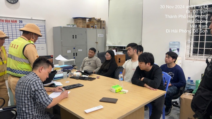 CSGT truy đuổi xe chở 6 người Trung Quốc nhập cảnh trái phép - 1