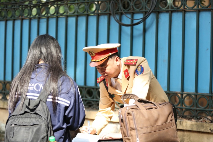 Học sinh chưa đến tuổi lái xe máy, phụ huynh biết nhưng vẫn cố tình vi phạm - 3 Học sinh chưa đến tuổi lái xe máy, phụ huynh biết nhưng vẫn cố tình vi phạm - 3