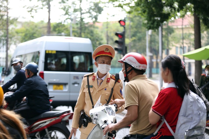 Học sinh chưa đến tuổi lái xe máy, phụ huynh biết nhưng vẫn cố tình vi phạm - 5 Học sinh chưa đến tuổi lái xe máy, phụ huynh biết nhưng vẫn cố tình vi phạm - 5