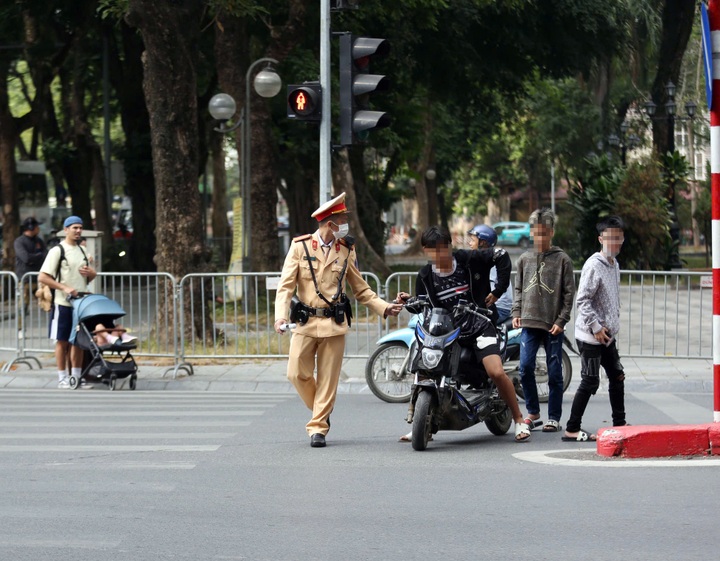 Học sinh chưa đến tuổi lái xe máy, phụ huynh biết nhưng vẫn cố tình vi phạm - 2 Học sinh chưa đến tuổi lái xe máy, phụ huynh biết nhưng vẫn cố tình vi phạm - 2