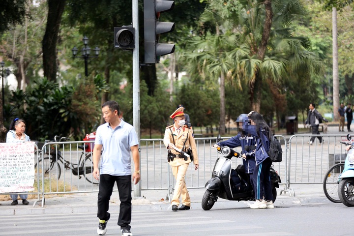 Học sinh chưa đến tuổi lái xe máy, phụ huynh biết nhưng vẫn cố tình vi phạm - 1 Học sinh chưa đến tuổi lái xe máy, phụ huynh biết nhưng vẫn cố tình vi phạm - 1