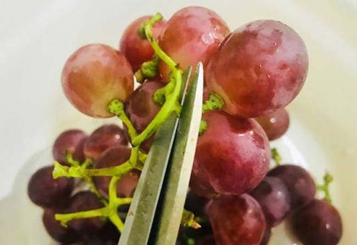 Cách rửa nho sạch bụi bẩn, vi khuẩn nhưng không bị dập và bảo quản được lâu - 1