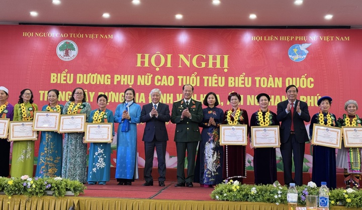 Tôn vinh 291 phụ nữ cao tuổi tiêu biểu toàn quốc - 1