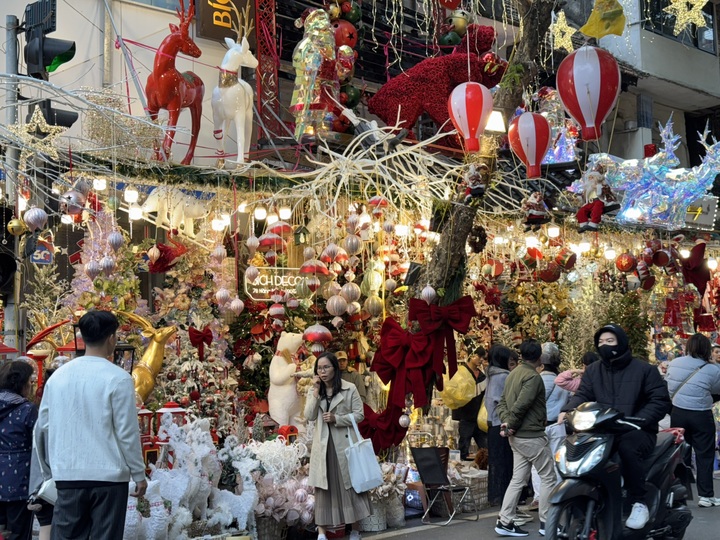 “Nóng” thị trường hàng hóa Giáng sinh - 1 “Nóng” thị trường hàng hóa Giáng sinh - 1