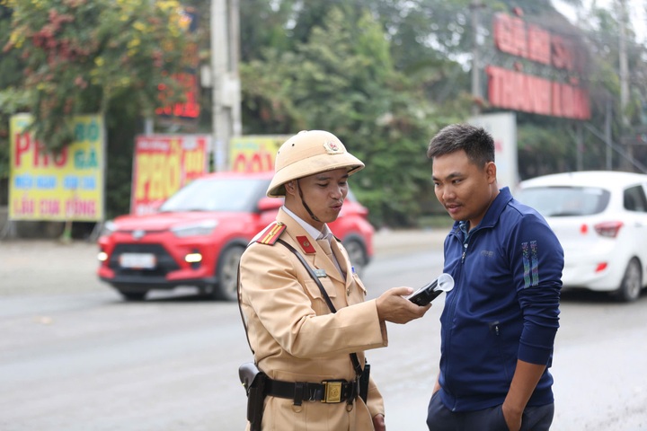 Cắm chốt, tuần tra lưu động xử lý xe vi phạm tải trọng nơi cửa ngõ Thủ đô - 4