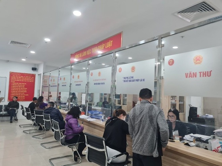 Người dân nườm nượp đi đổi giấy phép lái xe vì lo quá hạn phải thi lại - 1 Người dân nườm nượp đi đổi giấy phép lái xe vì lo quá hạn phải thi lại - 1