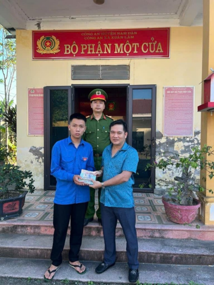 Nhặt được gần 300 triệu, nam sinh ở Nghệ An liền trả lại người đánh rơi - 1 Nhặt được gần 300 triệu, nam sinh ở Nghệ An liền trả lại người đánh rơi - 1