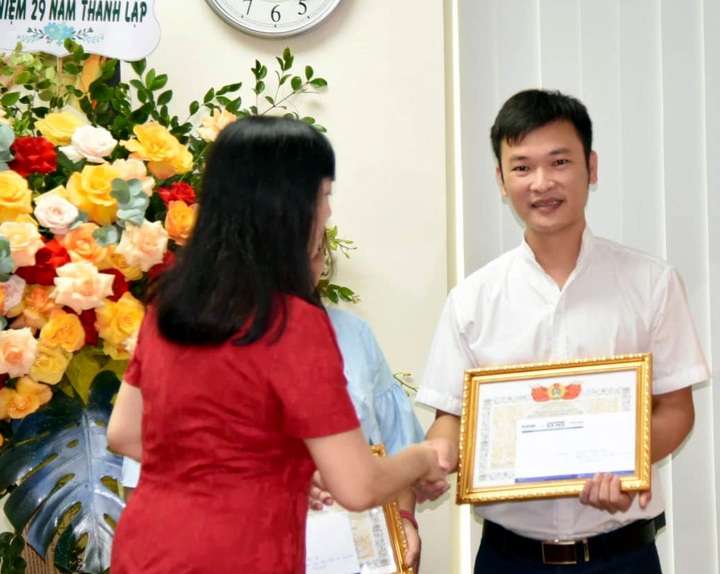 Không quy định tỷ lệ xét tặng danh hiệu thi đua, hình thức khen thưởng - 1 Không quy định tỷ lệ xét tặng danh hiệu thi đua, hình thức khen thưởng - 1