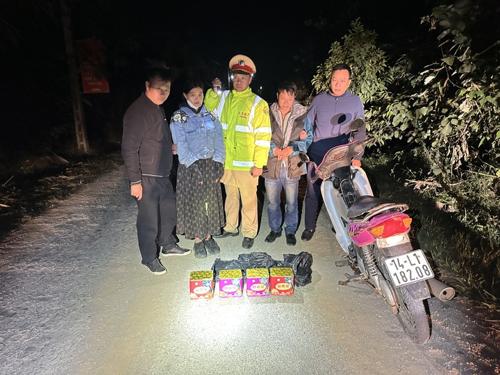 Bắt giữ cặp vợ chồng mang 6 kg pháo đi trên đường - 1 Bắt giữ cặp vợ chồng mang 6 kg pháo đi trên đường - 1