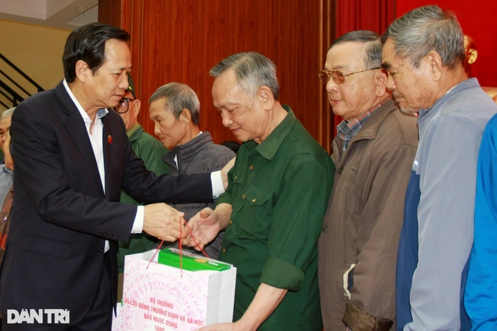 Tặng quà Tết cho người có công phải kịp thời, chu đáo - 1