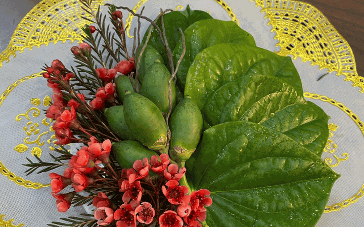 Kết "hoa cau trầu" dâng ban thờ ngày Tết thể hiện thành kính và tinh tế - 8 Kết "hoa cau trầu" dâng ban thờ ngày Tết thể hiện thành kính và tinh tế - 8