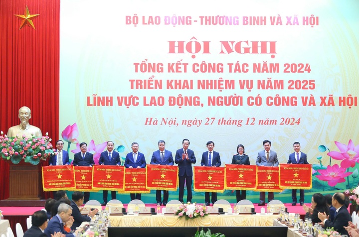 Quỹ Bảo trợ trẻ em Việt Nam - 1 trong 9 đơn vị nhận cờ thi đua xuất sắc - 1 Quỹ Bảo trợ trẻ em Việt Nam - 1 trong 9 đơn vị nhận cờ thi đua xuất sắc - 1