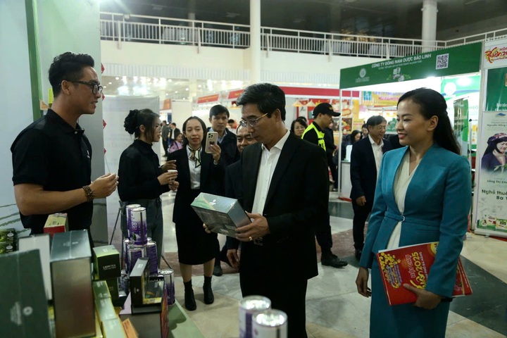 Đa dạng mặt hàng phục vụ người dân mua sắm tại Hội chợ Xuân Đà Nẵng 2025 - 1