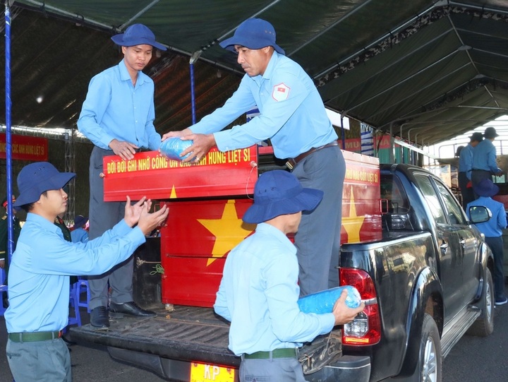 Đón 41 hài cốt liệt sĩ hy sinh ở Campuchia về nước - 3