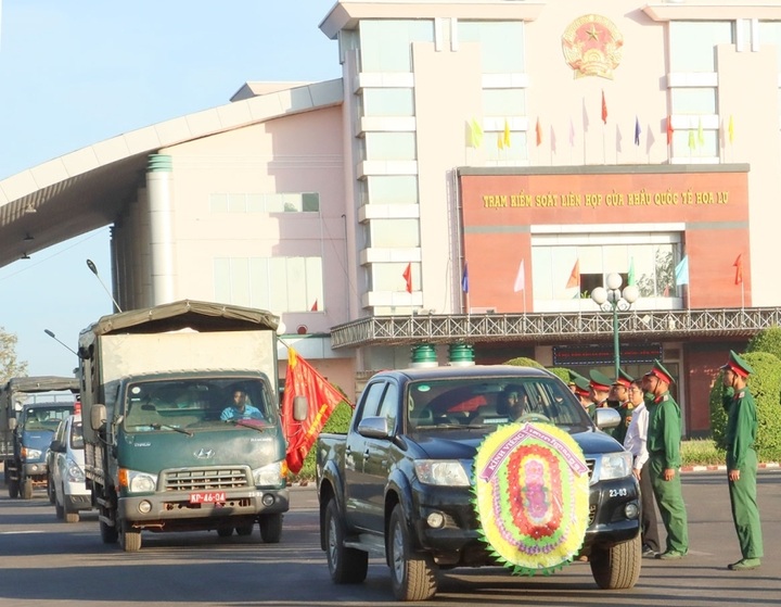 Đón 41 hài cốt liệt sĩ hy sinh ở Campuchia về nước - 1