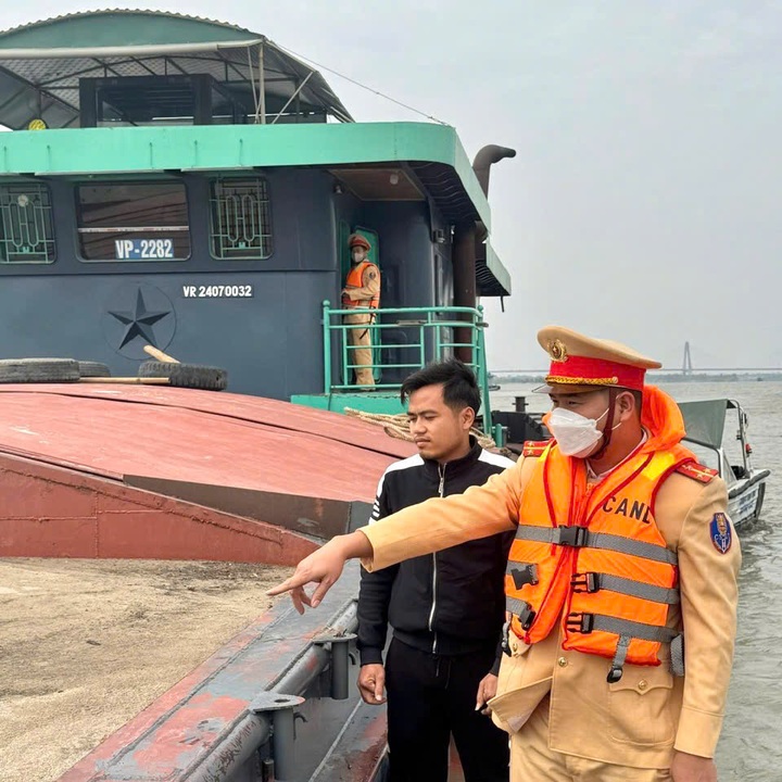 Tăng cường tuần tra bảo đảm ATGT đường thủy trên địa bàn Hà Nội - 2