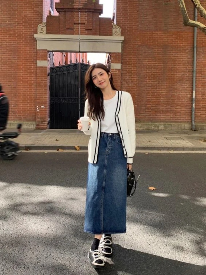 Gợi ý phối chân váy bò dài ấm áp, đi chơi hay đi làm đều đẹp - 4 Gợi ý phối chân váy bò dài ấm áp, đi chơi hay đi làm đều đẹp - 4