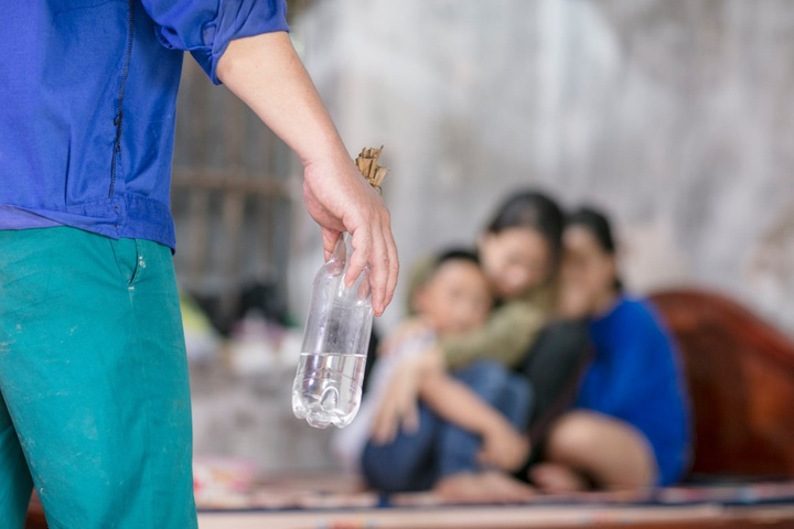 “Bão ngầm" đằng sau mỗi cánh cửa gia đình - 1