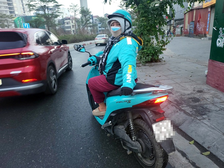 "Bóng hồng" làm tài xế xe ôm công nghệ: Lối thoát cho lao động tự do - 1