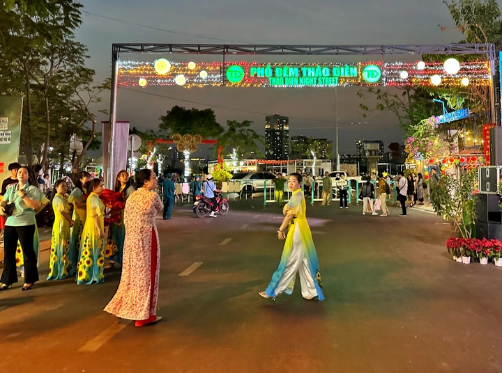 Mùa hoa sữa về thơm từng góc phố… - 1 Mùa hoa sữa về thơm từng góc phố… - 1