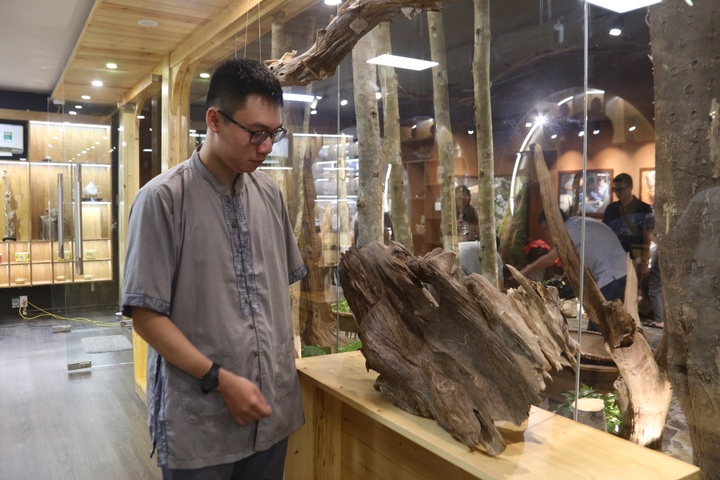 Mùi hương trầm đoàn tụ con cháu, nghênh đón tổ tiên về nhà ngày Tết - 2