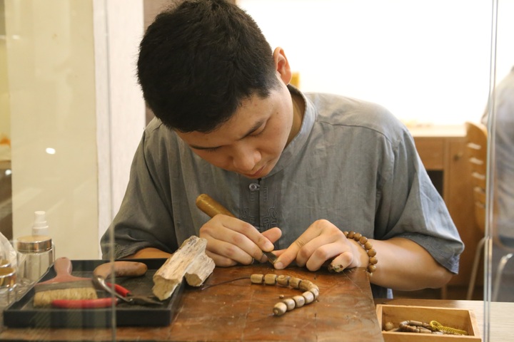 Mùi hương trầm đoàn tụ con cháu, nghênh đón tổ tiên về nhà ngày Tết - 1