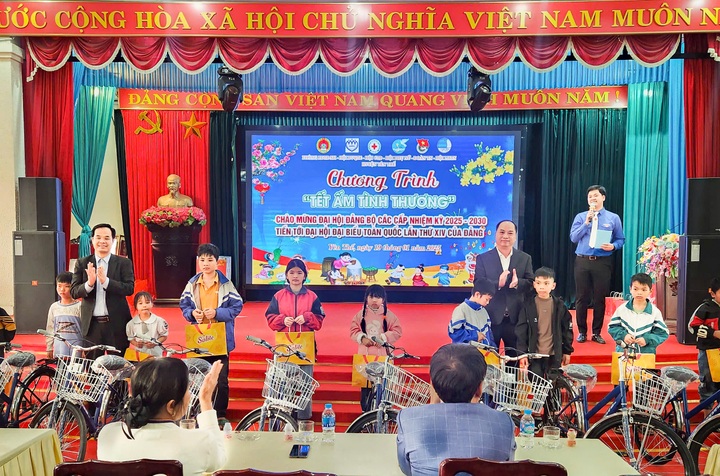 Bắc Giang chăm lo Tết cho trẻ em có hoàn cảnh khó khăn - 1