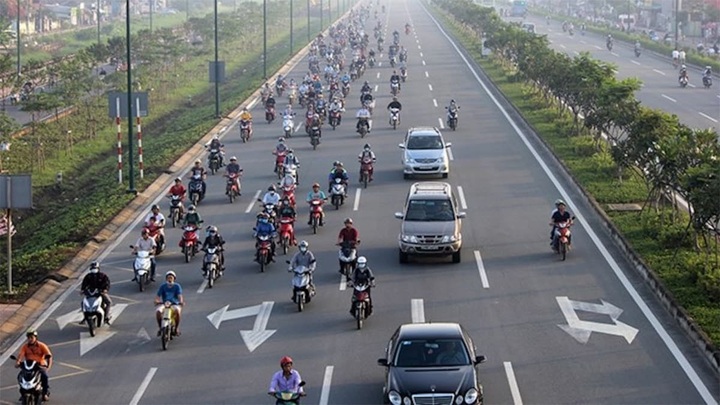 Các mức phạt và trừ điểm bằng lái ô tô, xe máy khi đè vạch kẻ liền - 1