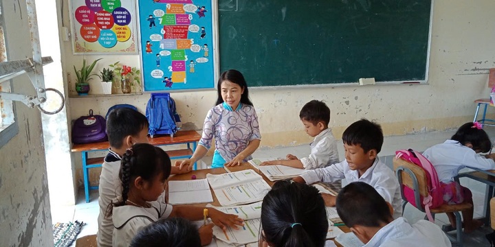 Nhà giáo Nhân dân Đỗ Thị Hồi: Nếu mình bỏ cuộc thì học sinh sẽ ra sao? - 1 Nhà giáo Nhân dân Đỗ Thị Hồi: Nếu mình bỏ cuộc thì học sinh sẽ ra sao? - 1