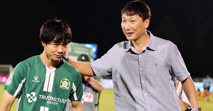 HLV Kim Sang Sik nhận nhiều tin không vui - 1